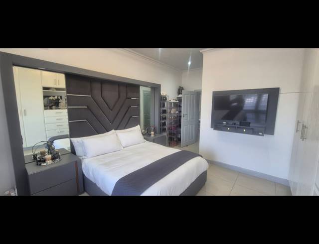 3 BEDROOM APARTMENT FOR SALE IN LA LUCIA RIDGE